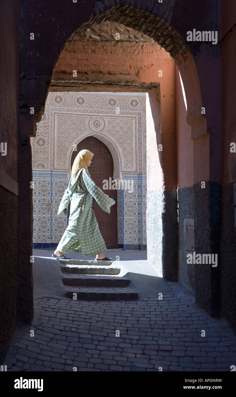 Il Marocco Marrakech una giovane donna che cammina nella medina area s Foto Stock