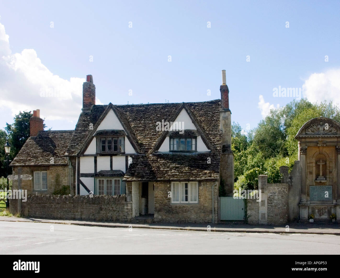 Casa con travi di legno e Memoriale di guerra, Lacock village Wiltshire, Inghilterra REGNO UNITO Foto Stock