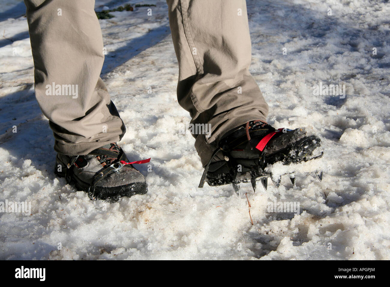 Avvio regolabile i ramponi per camminare sul ghiaccio neve congelata in  montagna Baviera Germania Europa Foto stock - Alamy