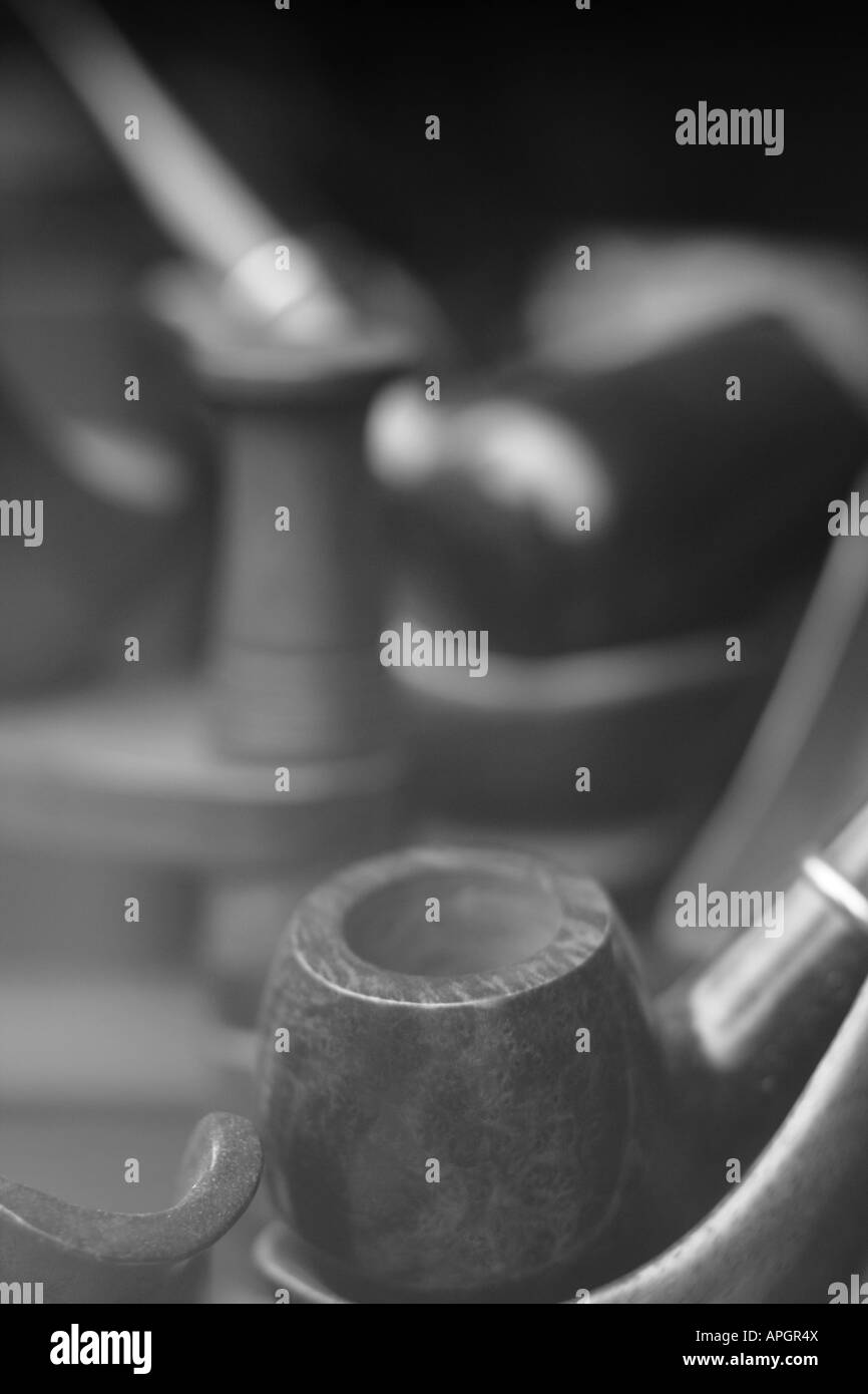 In stile retrò pipe per tabacco. In bianco e nero. Foto Stock