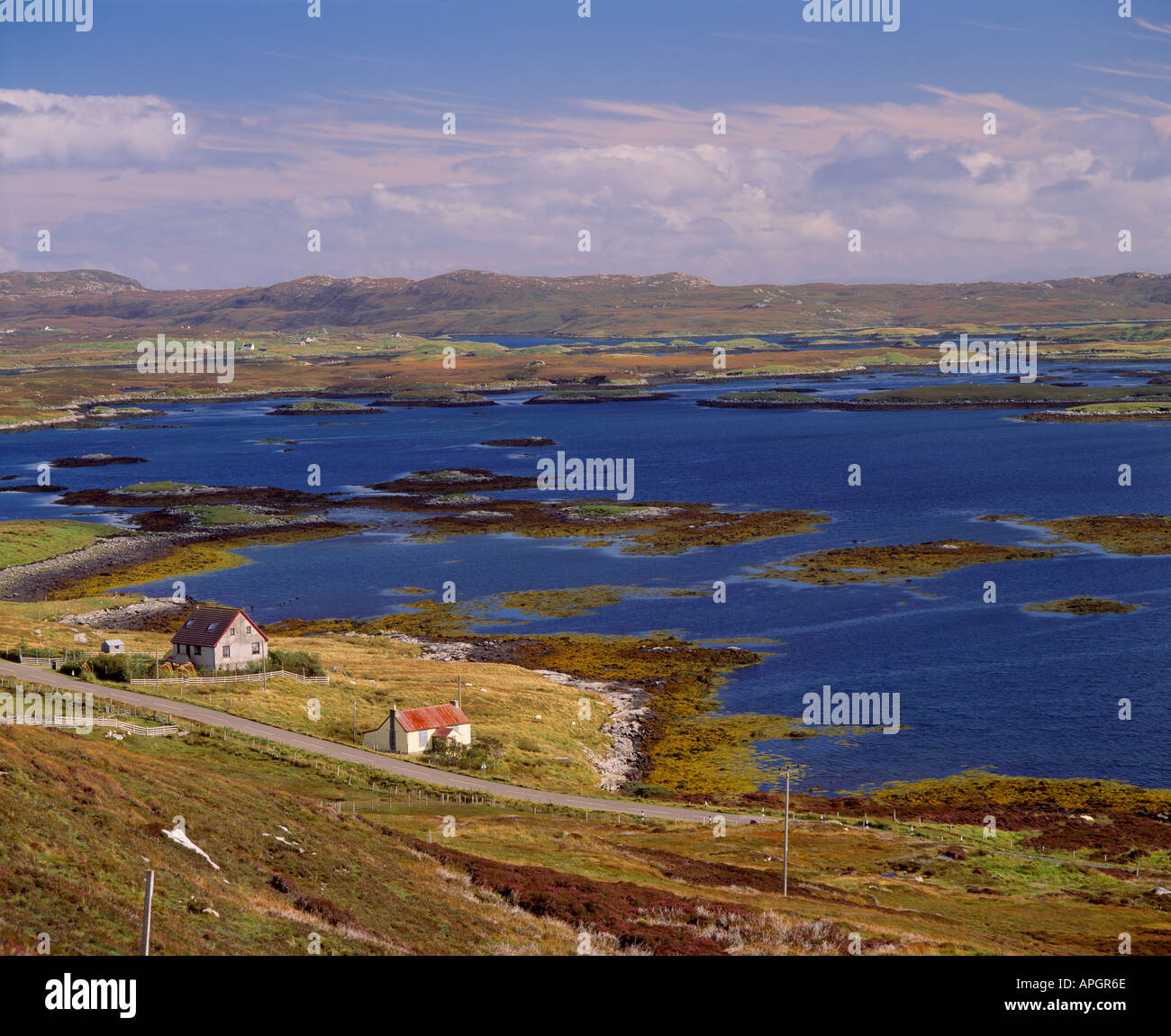 Vista da Blathaisbhal sul Loch Blathaisbhal verso Loch Maddy, North Uist, Western Isles, Scotland, Regno Unito Foto Stock