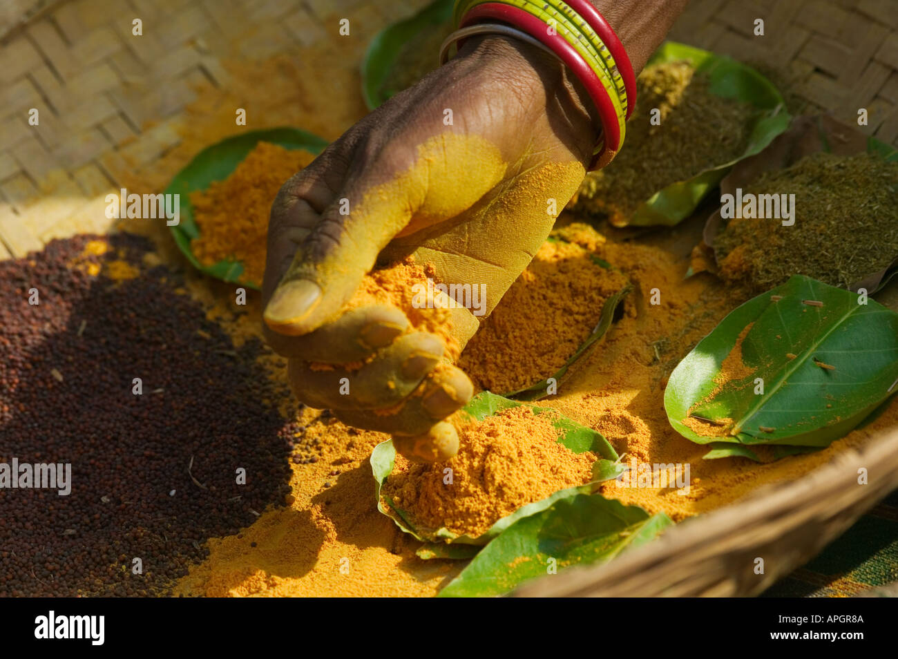 Mettere le spezie su foglie al mercato India Orissa Foto Stock