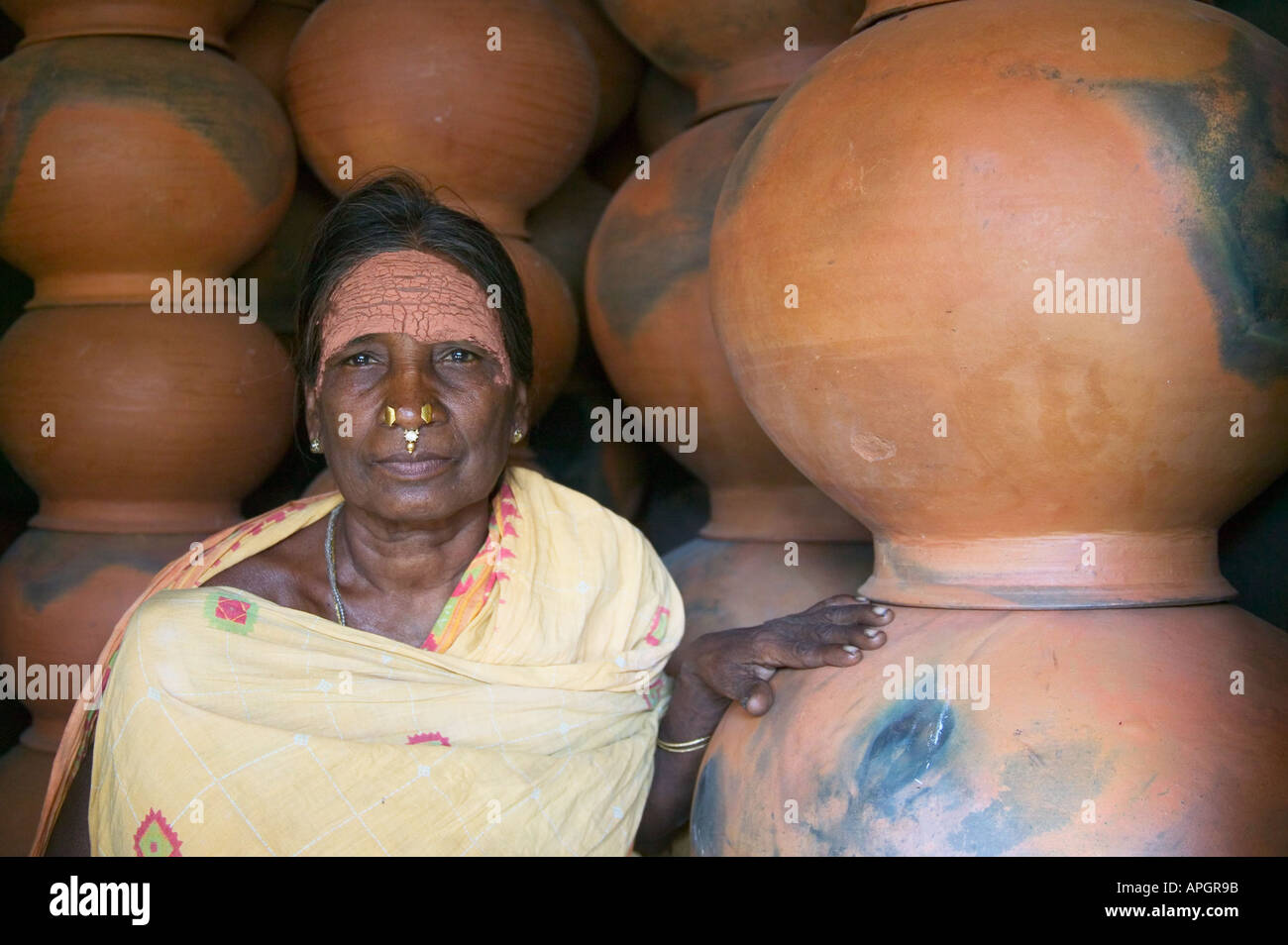 Hill tribeswoman con ceramiche Orissa India Foto Stock
