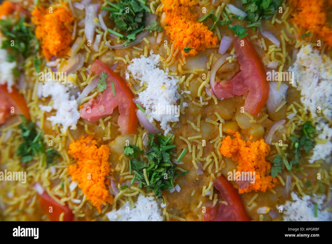 La vendita di cibo al mercato occupato India Foto Stock