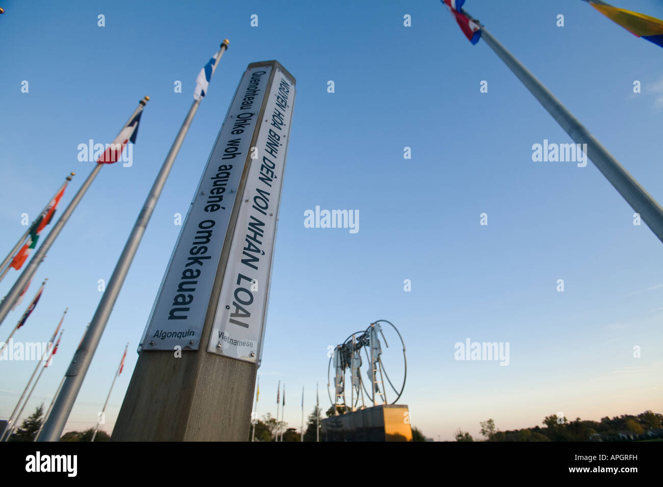 Il Rockford Illinois Keeling Puri pace Plaza Palo della pace armonia Atlas diverse lingue possano la pace sulla terra prevalere Foto Stock