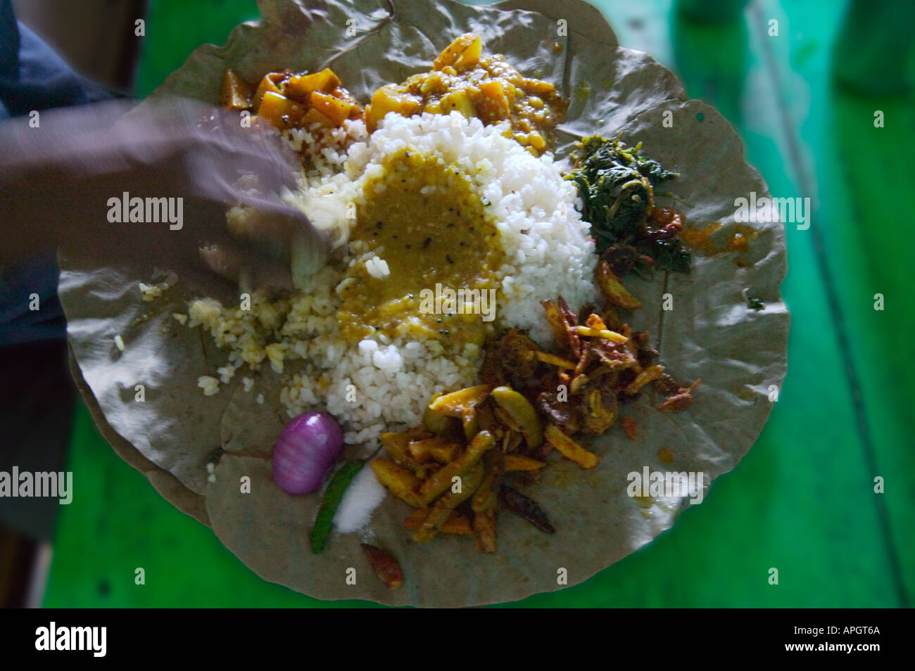 Cibo locale sul piatto India Orissa Foto Stock