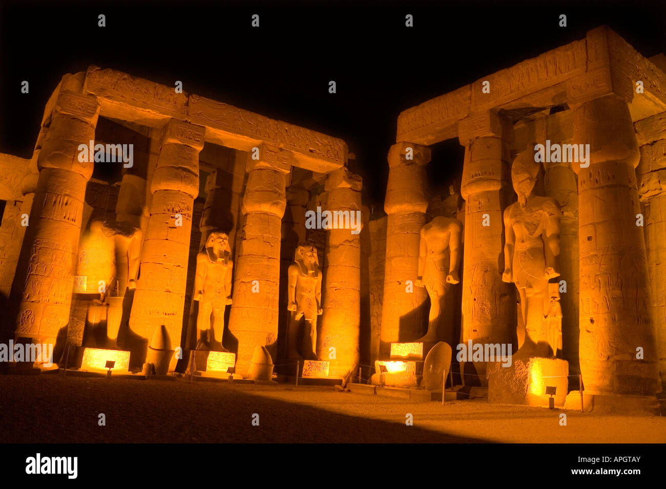 Interno del Tempio di Luxor in Egitto ....davvero impressionante di notte. Foto Stock