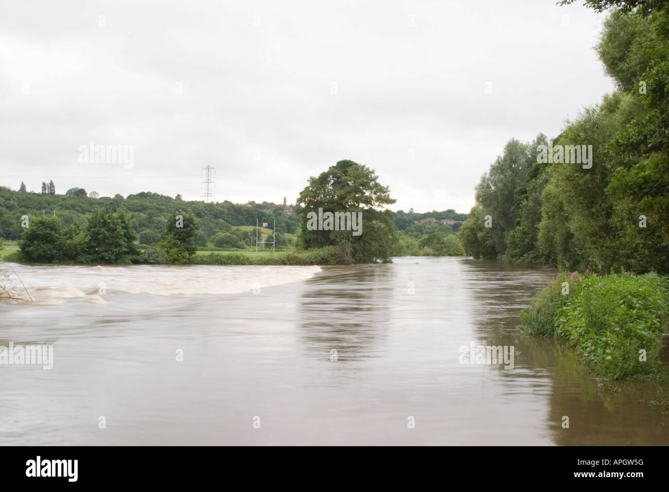 Il fiume Aire nel diluvio all Abbazia di Kirkstall Leeds West Yorkshire Giugno 2007 Foto Stock