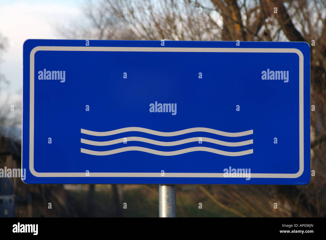 Blank cartello stradale che indica il fiume in anticipo. Foto Stock