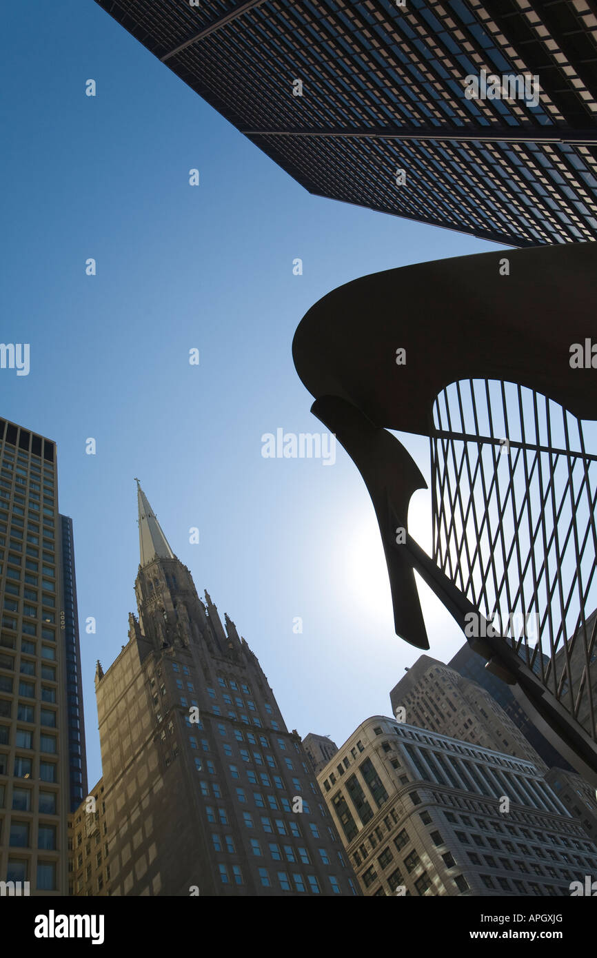 ILLINOIS Chicago Contorno di untitled scultura di Pablo Picasso in Daley Plaza cielo blu in alto di edifici per uffici Foto Stock