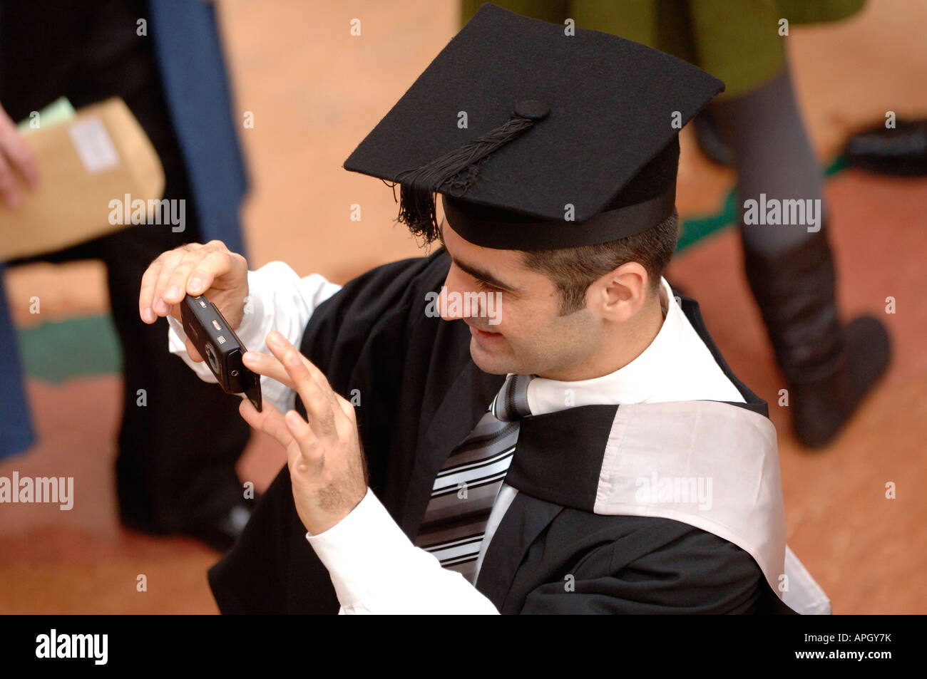Il giorno di graduazione: celebrazioni come laureati fotografare la loro giornata. Foto da Jim Holden. Foto Stock