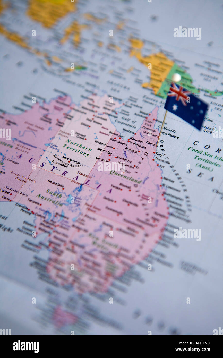 Bandiera perno posto sulla mappa del mondo in Cairns Australia Foto Stock