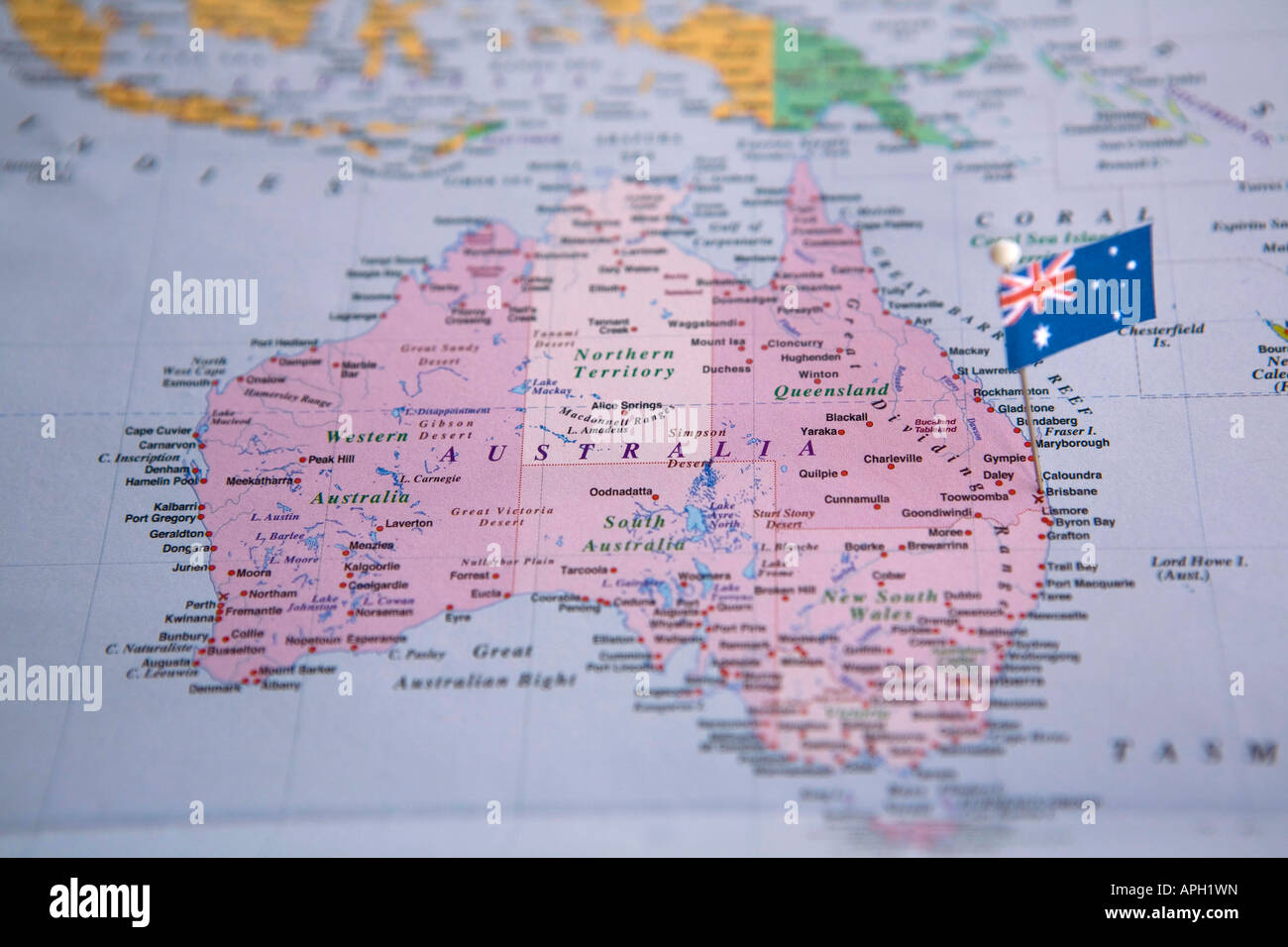 Bandiera perno posto sulla mappa del mondo in Brisbane Australia Foto Stock