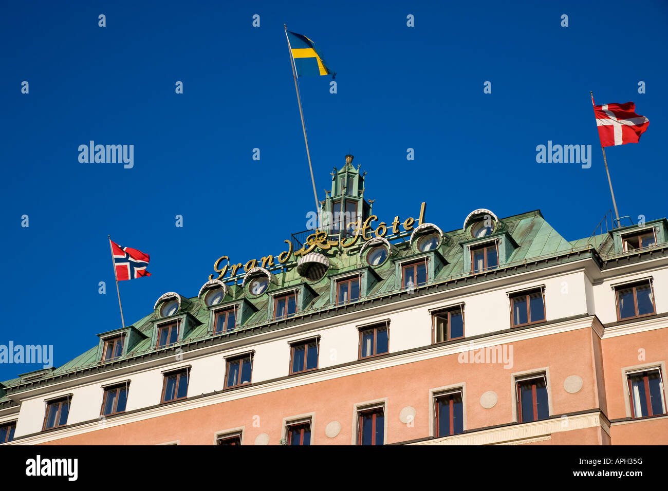 Facciata del famoso Grand Hotel di Stoccolma in tardo pomeriggio di sole in gennaio Foto Stock