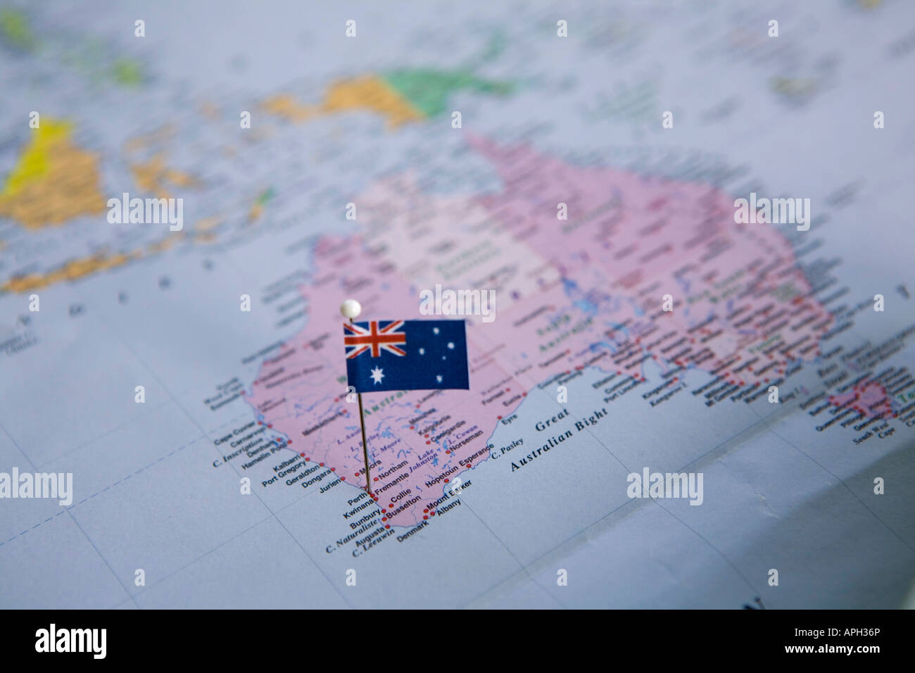 Bandiera perno posto sulla mappa del mondo in Perth Australia Foto Stock