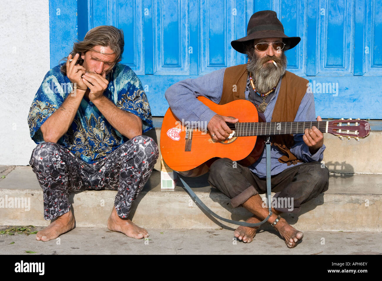 Spagna Isole Canarie La Gomera, due hippies stanno facendo musica è ancora oggi un sacco di Hippies e cadute vieni all'Isola Foto Stock