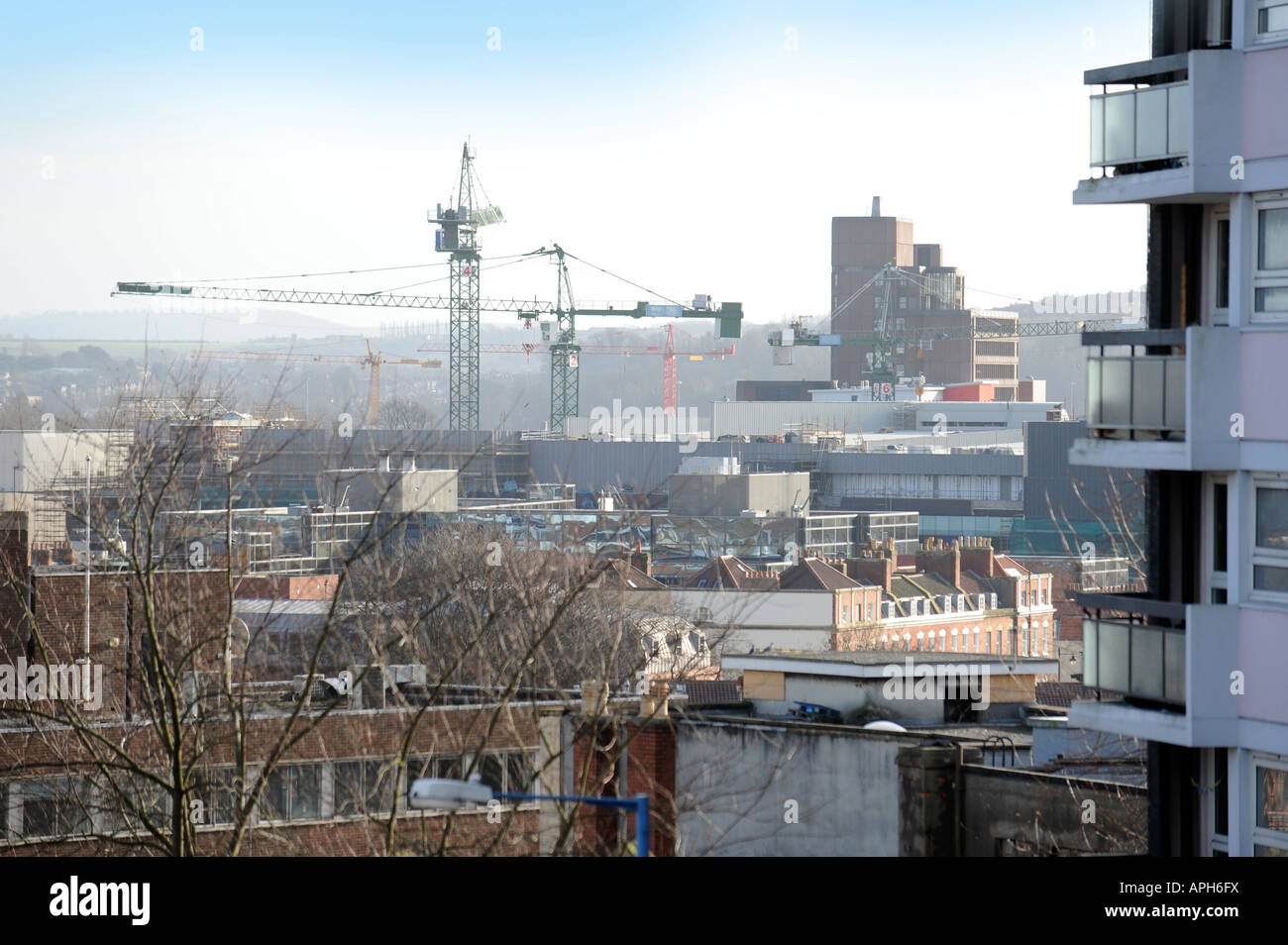 Una vista di Bristol che mostra le gru lavorano sulla riqualificazione del centro commerciale Broadmead lungo con una nuova galleria per lo shopping Foto Stock