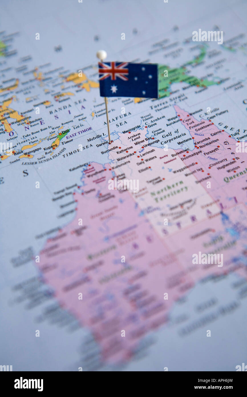 Bandiera perno posto sulla mappa del mondo in Darwin Australia Foto Stock