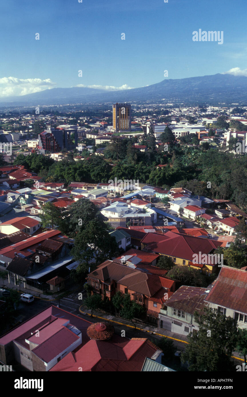 Skyline di San José che mostra tetti di tegole rosse di edifici, Costa Rica, mostrando tetti di tegole rosse Foto Stock
