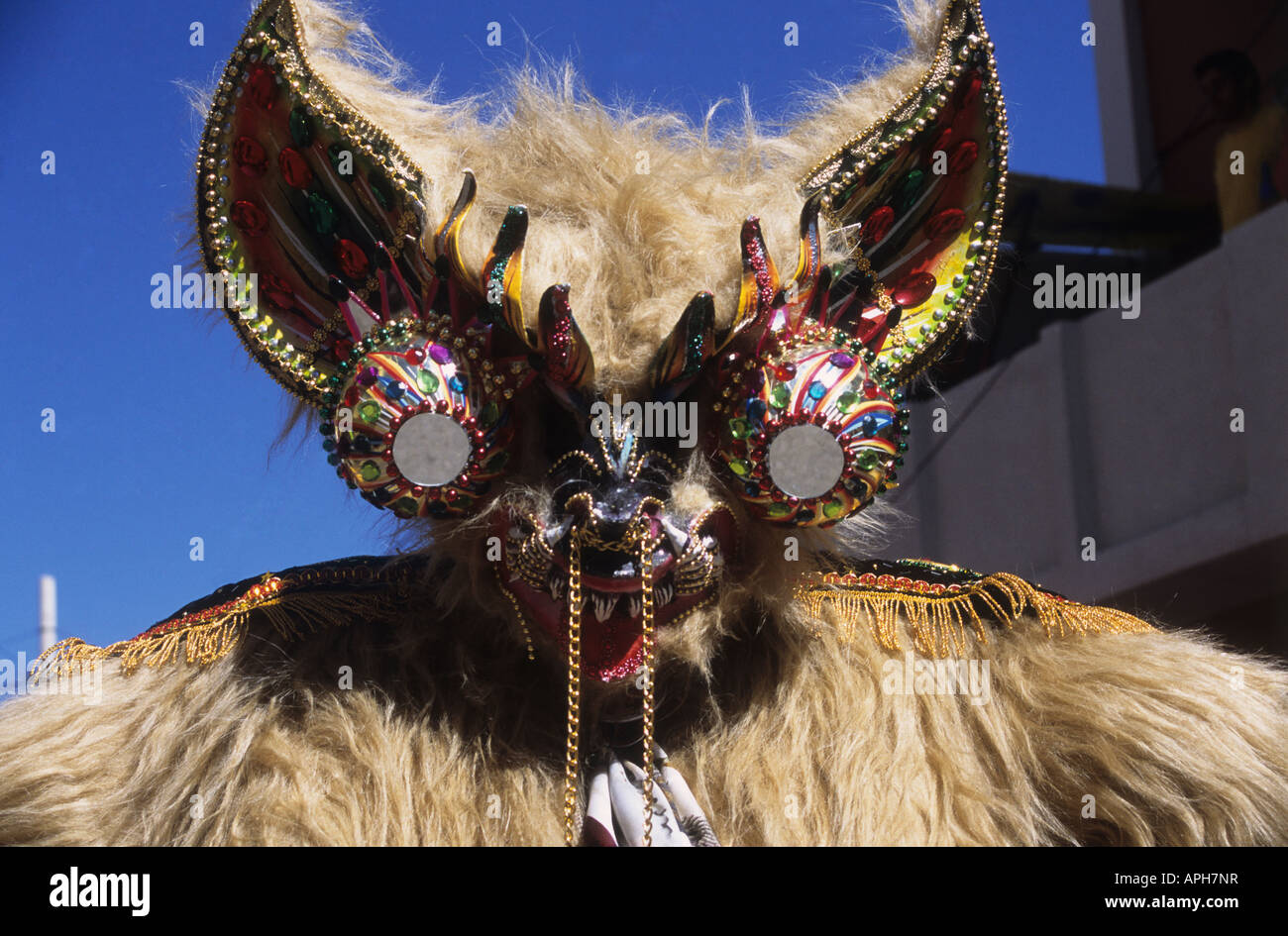 Orso mascherato ballerino in il diablada, Oruro carnevale, Bolivia Foto Stock