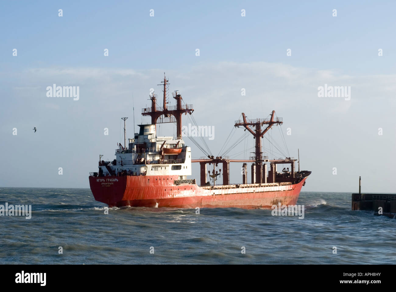 Red Tanker lasciando Docks Foto Stock