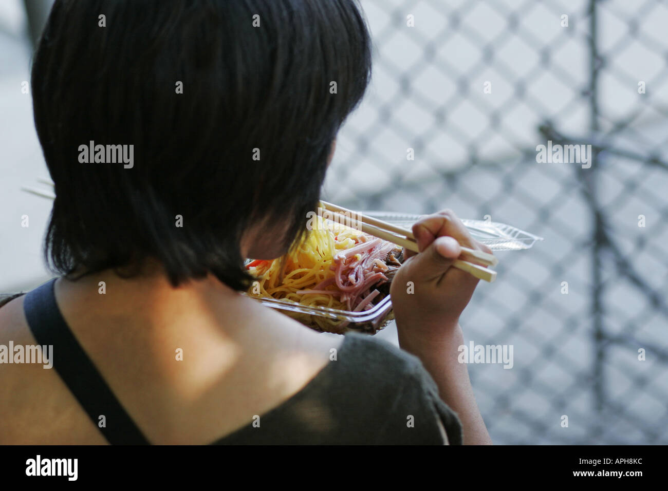Ragazza di mangiare il cibo giapponese Foto Stock
