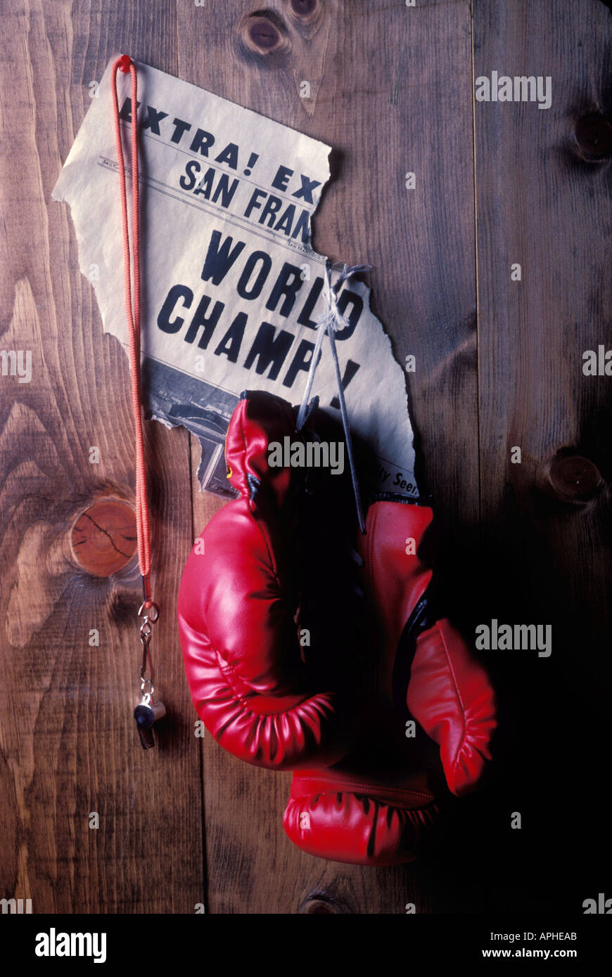 Red guantoni da pugilato e headline Foto Stock
