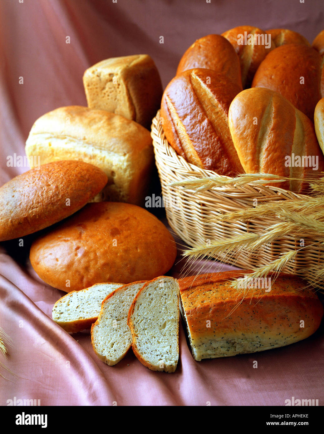 Un close up ritratto di alcune focacce di pane appena sfornato visualizzato in un piccolo cesto in vimini Foto Stock