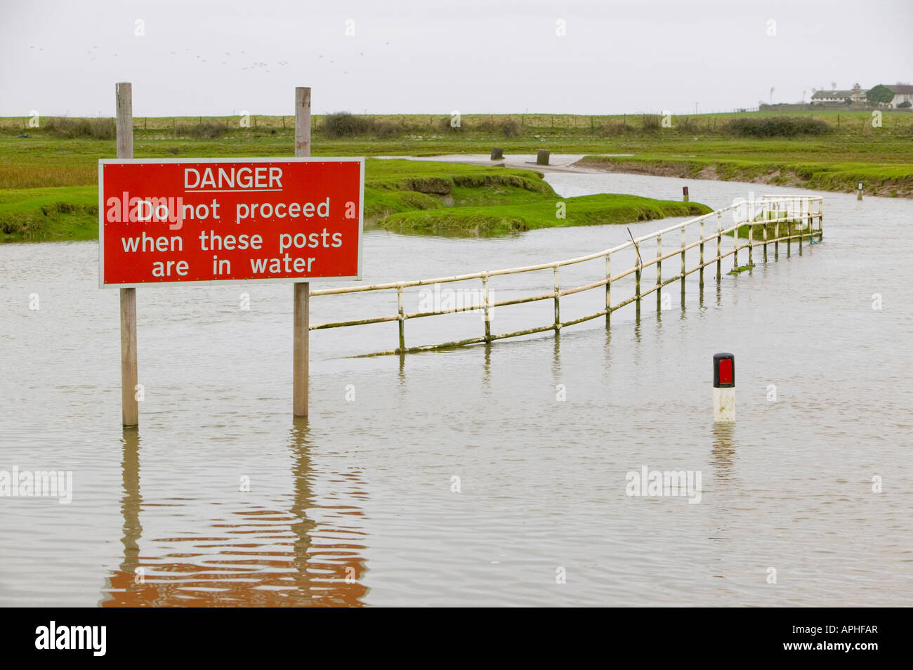 Una strada vicino al punto di Sunderland Morecambe Bay Regno Unito allagato da una combinazione di alta marea e tempesta di vento di forza Foto Stock