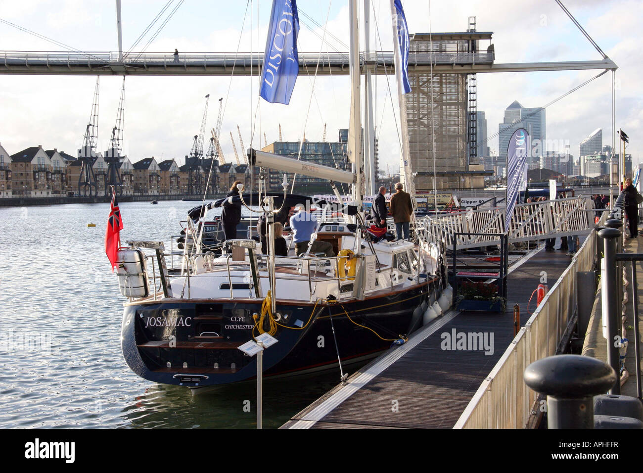 Fuori nelle Docklands vicino al Tamigi al Collins Stewart London Boat Show Excel Londra gennaio Foto Stock