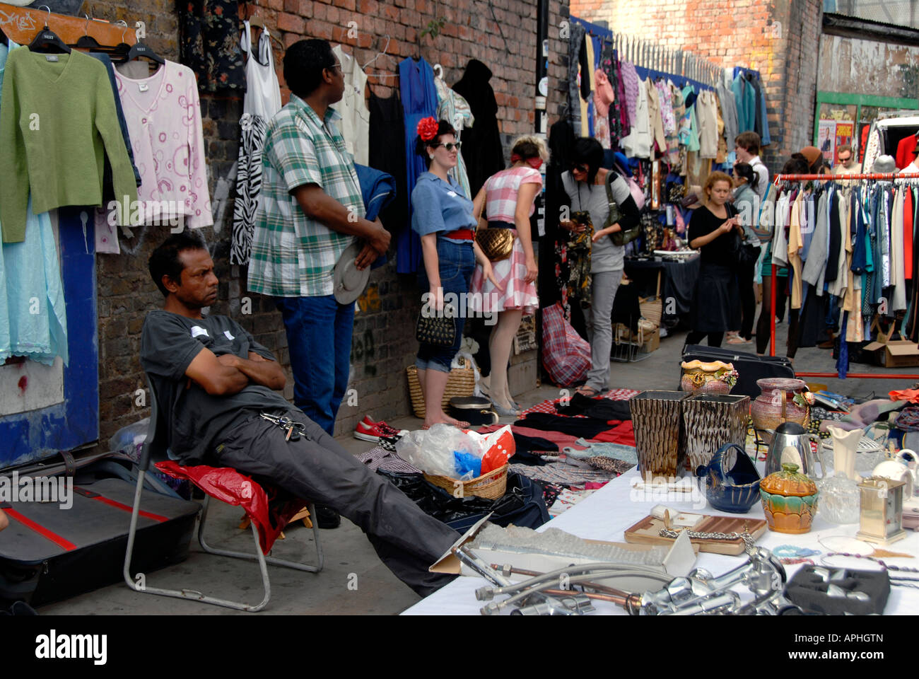 Brick Lane il mercato delle pulci di domenica in est. Foto Stock