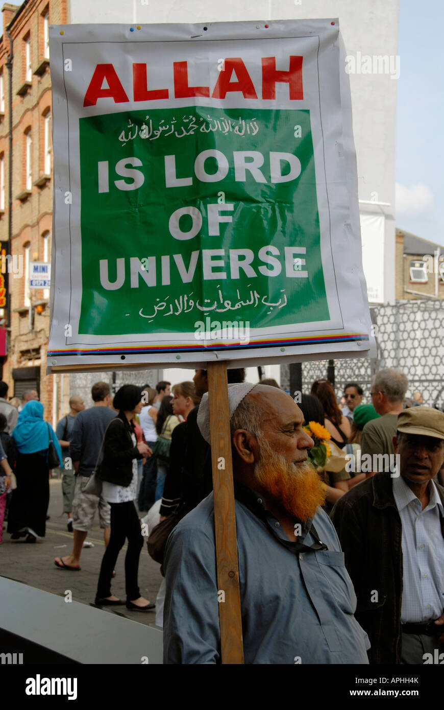 Uomo musulmano con segno di cartone pronouncing Allah Signore dell universo. Foto Stock