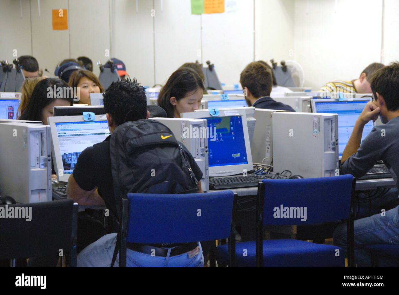 Persone navigando in internet cafe est di Londra. Foto Stock