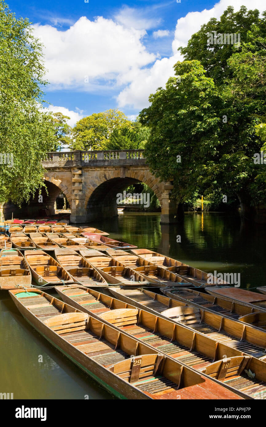 Righe di sterline ormeggiato al di sotto di Magdalen Bridge, Oxford Foto Stock
