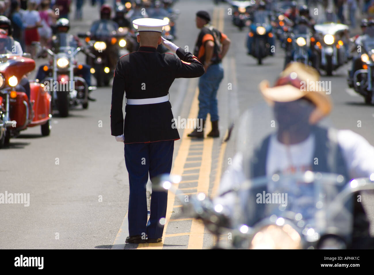 Un ambiente marino saluta xviii annuale di Rolling Thunder Ride per la libertà XVIII 2005 Memorial Day Washington DC Foto Stock