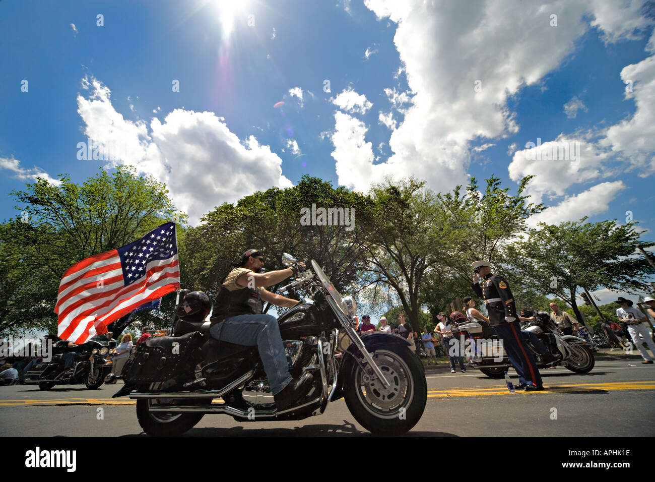 Diciottesima Edizione Rolling Thunder Ride per la libertà XVIII 2005 Giorno Memoriale di Washington DC. Back lit noi bandiera starched. Salutando Marine. Foto Stock