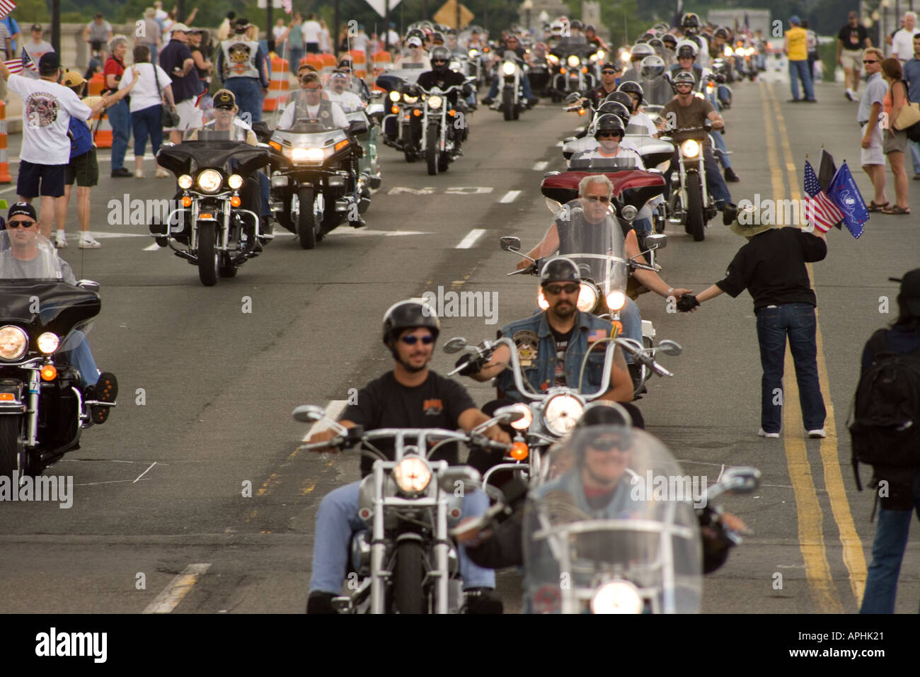 Diciottesima Edizione Rolling Thunder Ride per la libertà XVIII 2005 Memorial Day su Arlington Memorial Bridge da Virginia a Washington DC Foto Stock