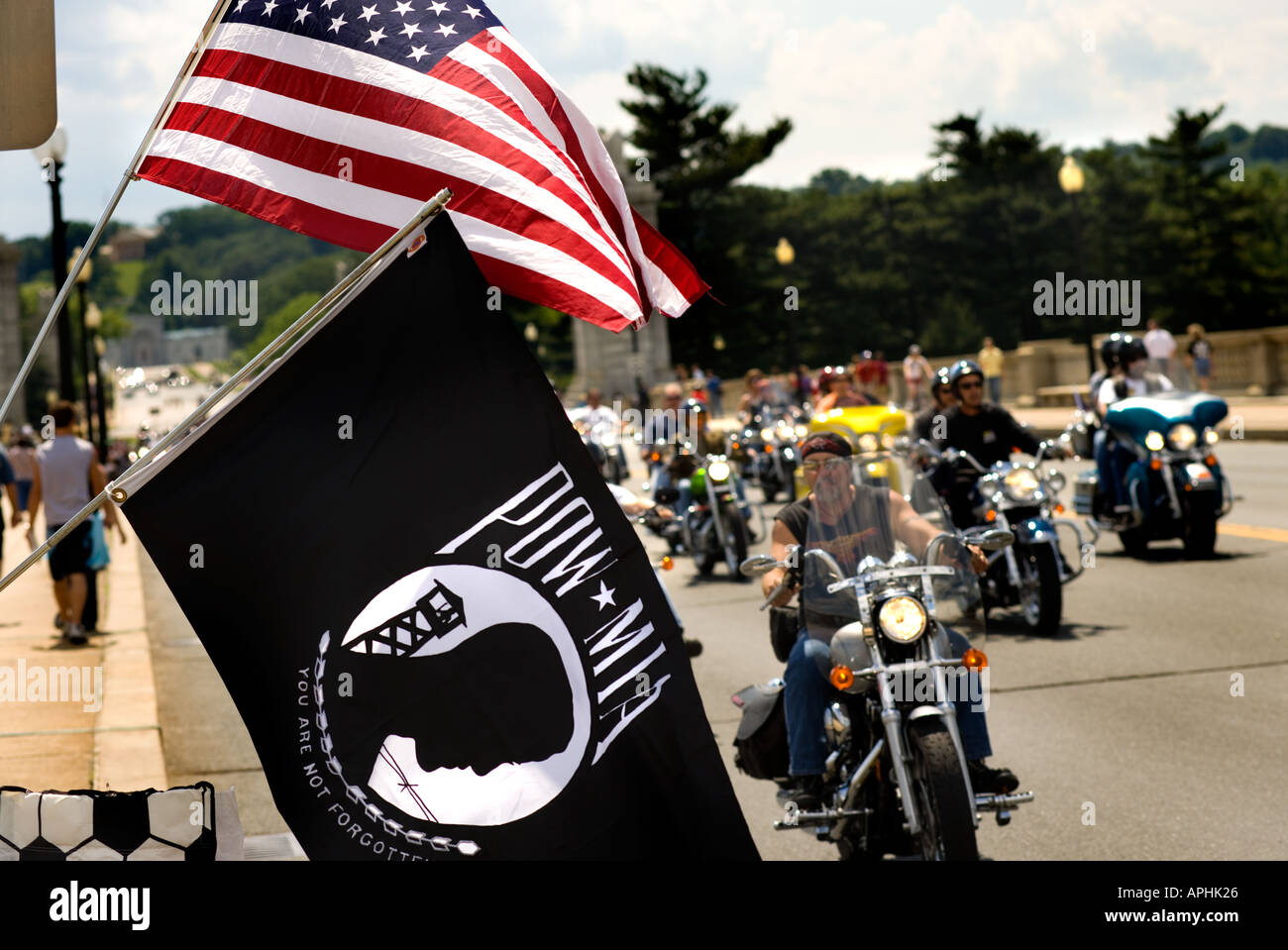 Diciottesima Edizione Rolling Thunder Ride per la libertà XVIII 2005 Memorial Day Washington DC vista ravvicinata di noi e POW, POWMIA bandiere. Foto Stock