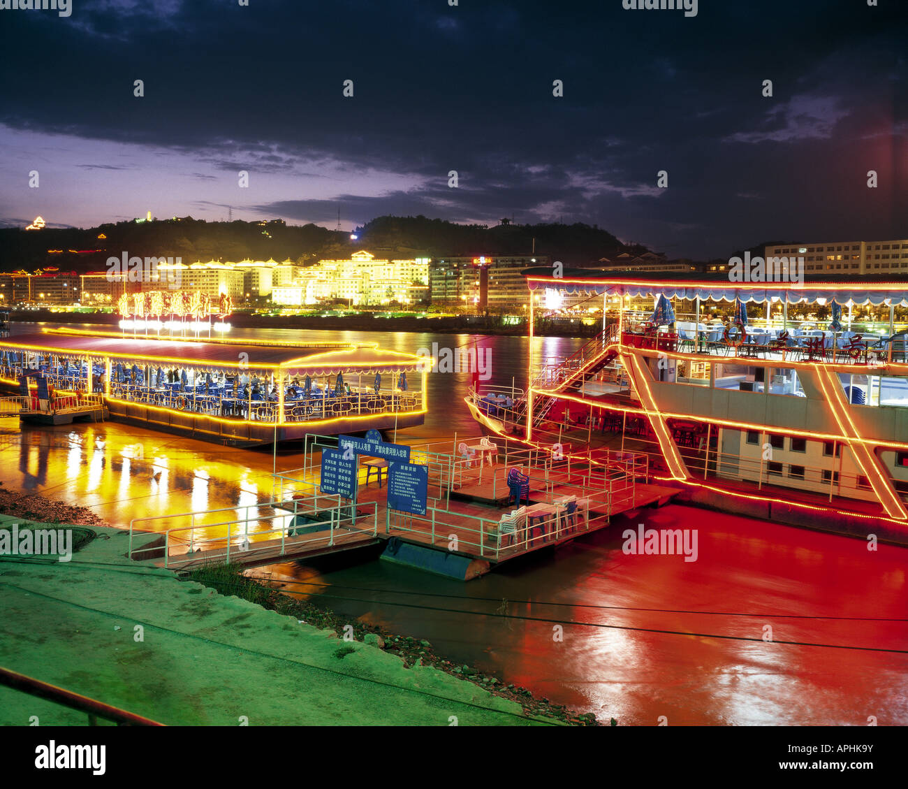 Ristorante in battello sul fiume Giallo a Lanzhou, Cina. Foto Stock