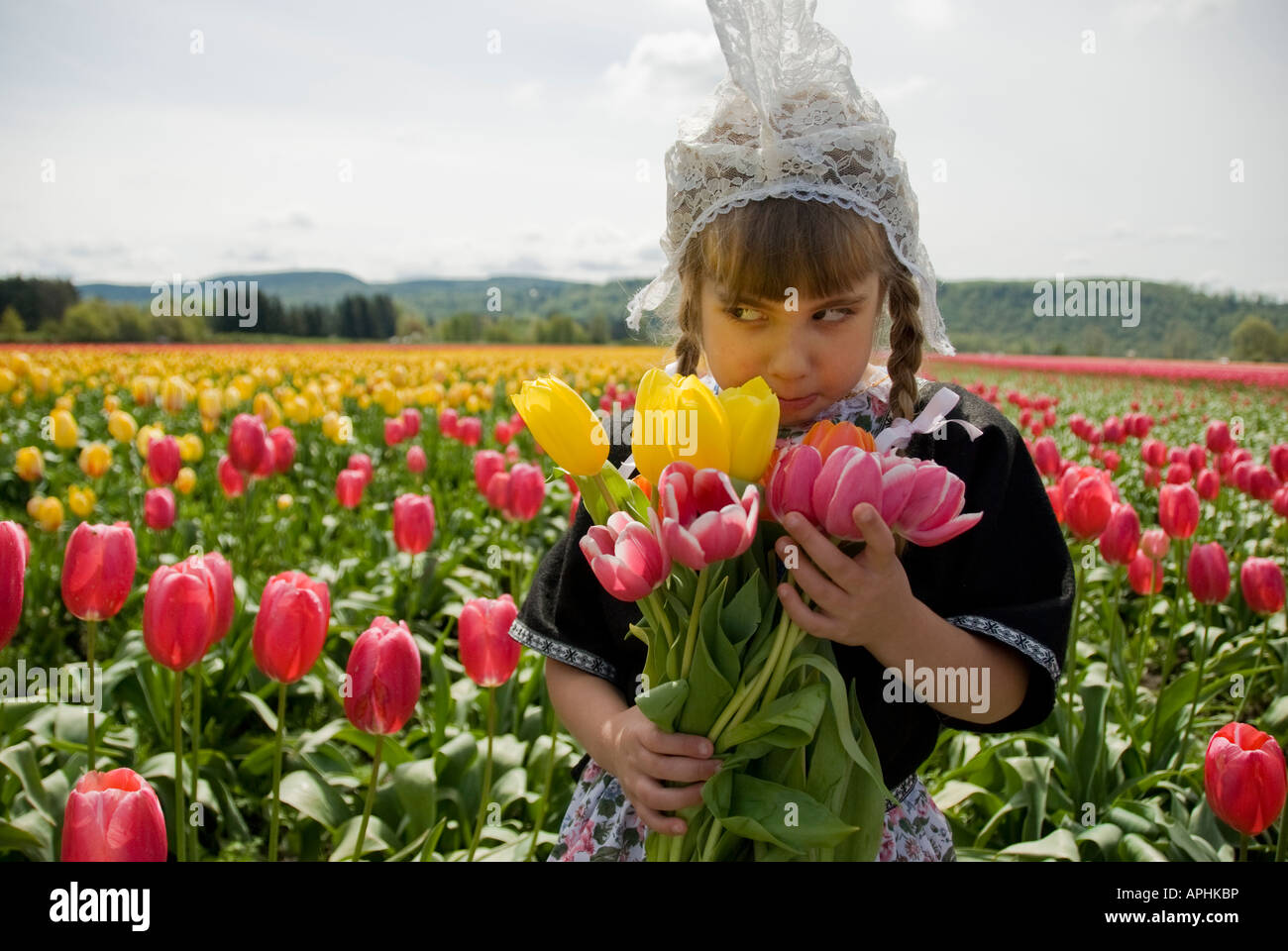 Ragazza giovane nel campo di tulipani Foto Stock
