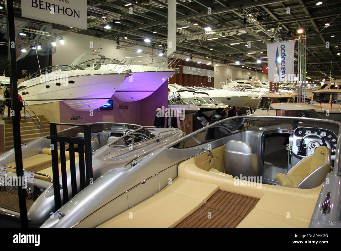 vista attraverso la sala principale delle barche in vendita a. Il Collins Stewart London Boat Show Excel London Foto Stock