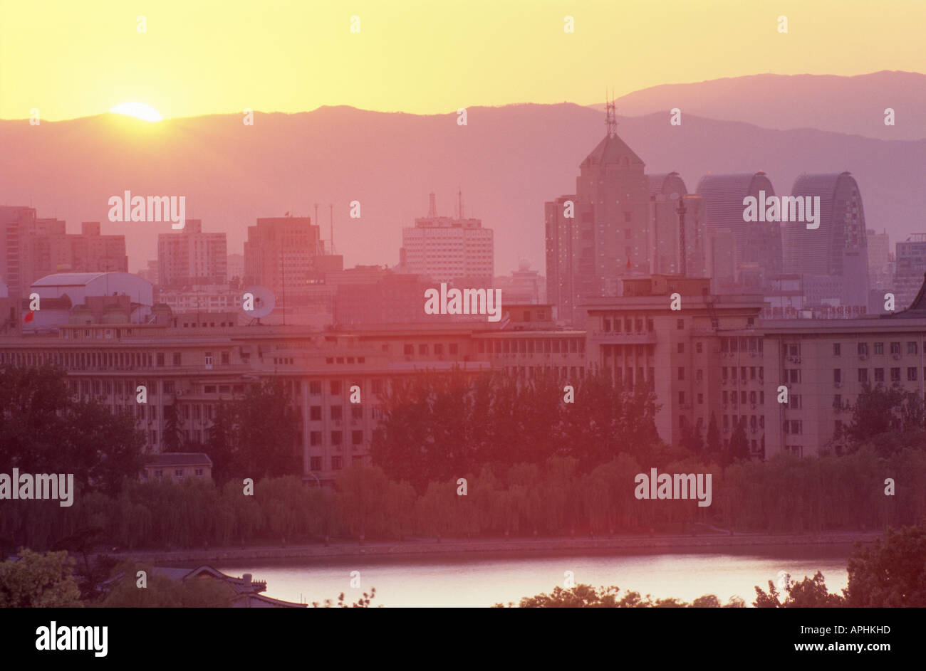 Vista tramonto su Pechino con fossato del Palazzo in primo piano e colline si stagliano sullo sfondo Foto Stock