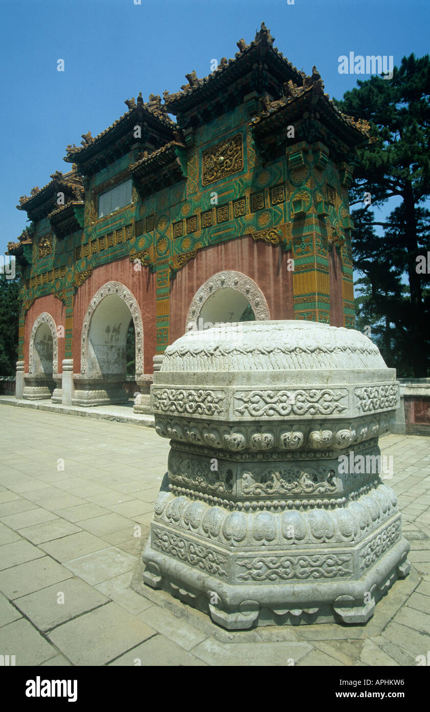 Dettaglio del carving su un piedistallo di marmo al di fuori del gateway in Zhao Miao il profumato parco delle colline di Pechino Foto Stock
