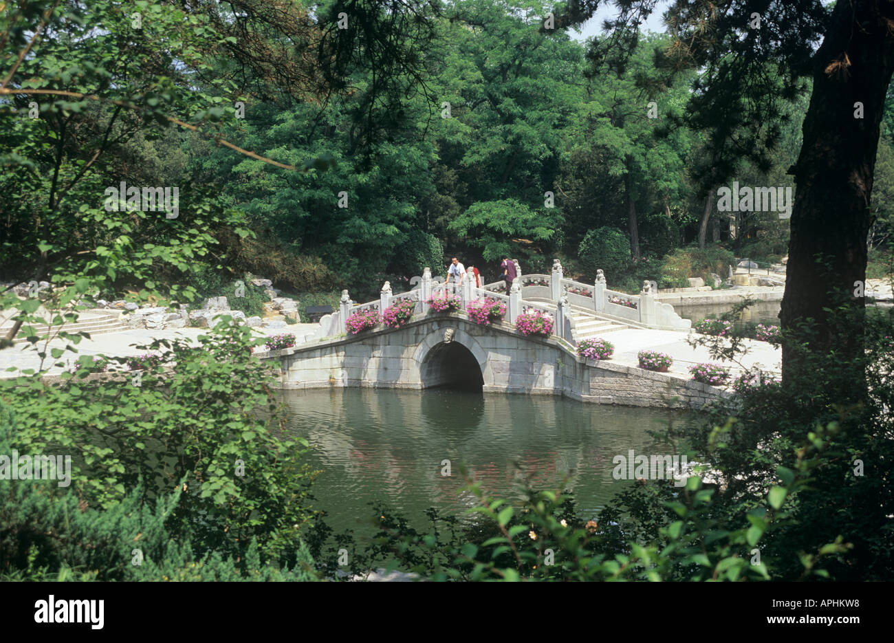 Ponte e lago presso il profumato parco delle colline di Pechino Foto Stock