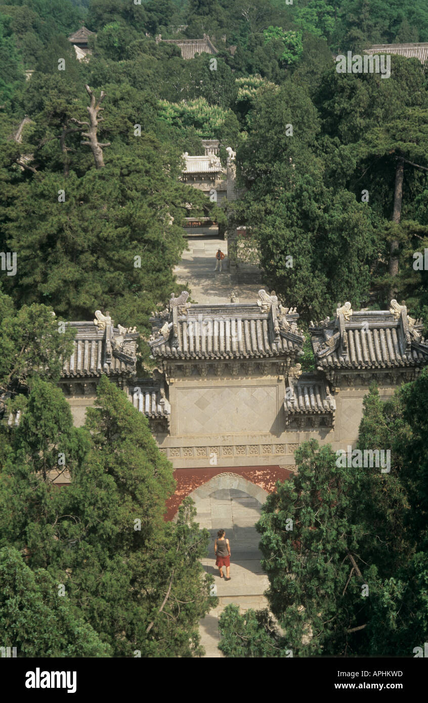 Vista su nuvole azzurre tempio complesso nelle colline profumate Park di Pechino Foto Stock