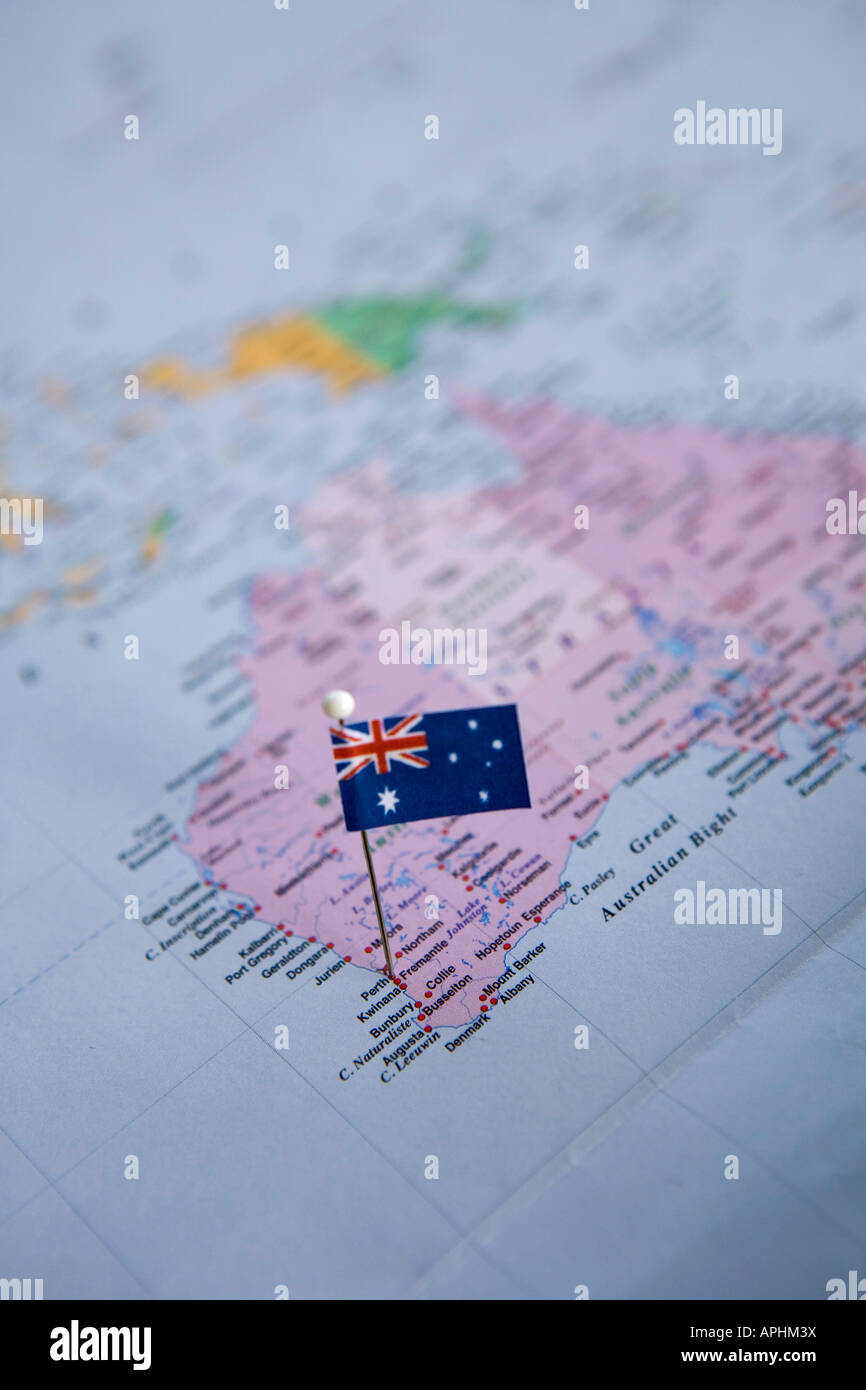Bandiera perno posto sulla mappa del mondo in Perth Australia Foto Stock