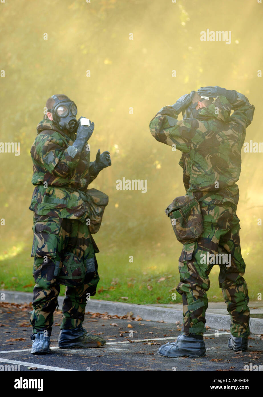 Soldati britannici durante l attacco di gas di esercizio Foto Stock