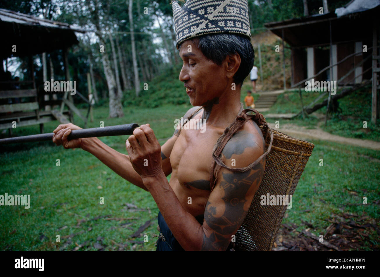 Borneo Malaysia Iban tribù soffiando veleno Dart ex capo cacciatori Foto Stock