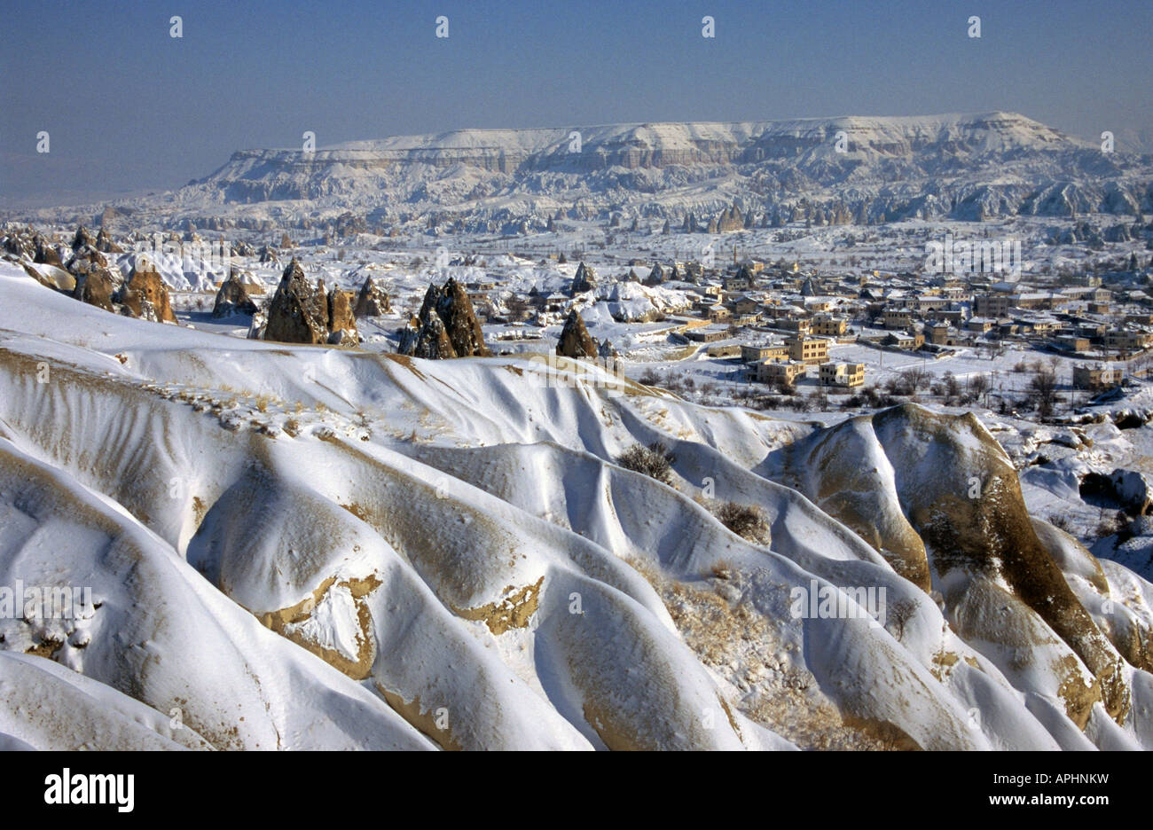 La città di Goreme, Cappadocia, Turchia. La zona è conosciuta per il camino fata formazioni rocciose. Foto Stock