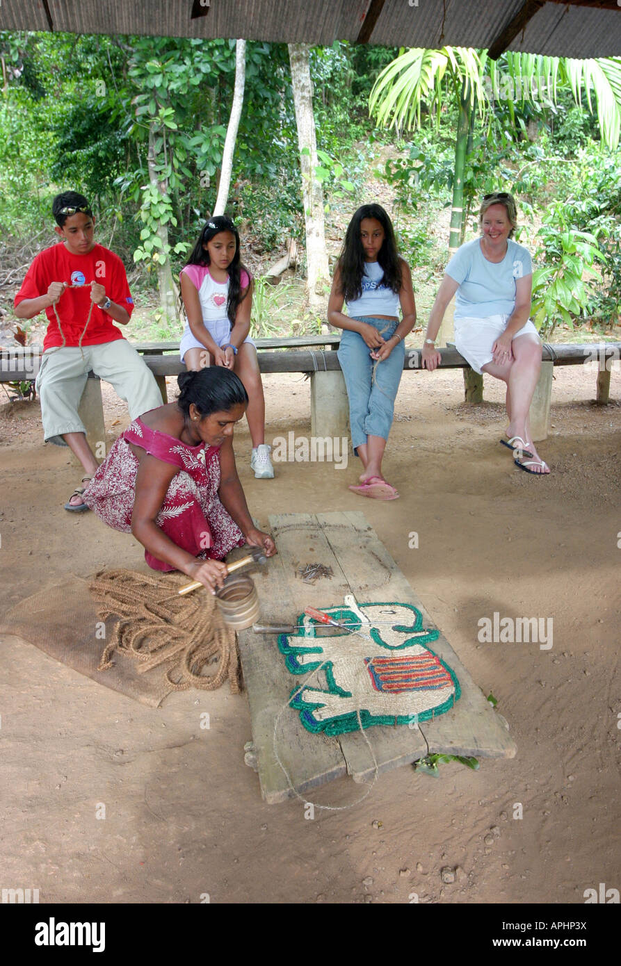Un turista britannico famiglia è insegnato artigianato locale cultura, Galle, Sri Lanka, Asia Foto Stock